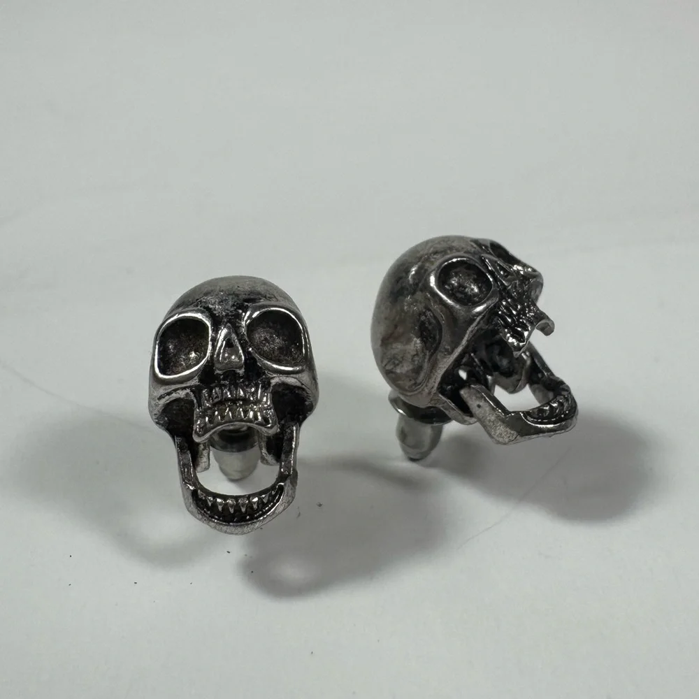 Silver Gothic Skull Earrings with moving Jaw - Picture 1 of 5